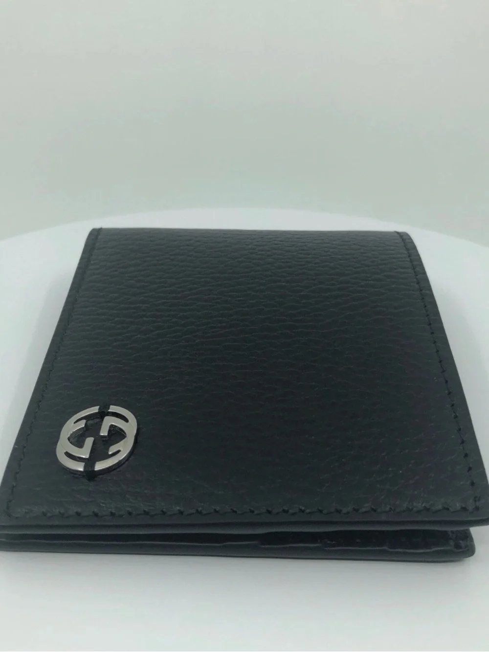 Gucci Men's Black Bifold Wallet Solid Logo Accent Credit Card Feature